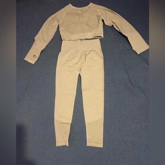 Seamless high stretch sports tee & booty leggings - Picture 1 of 2